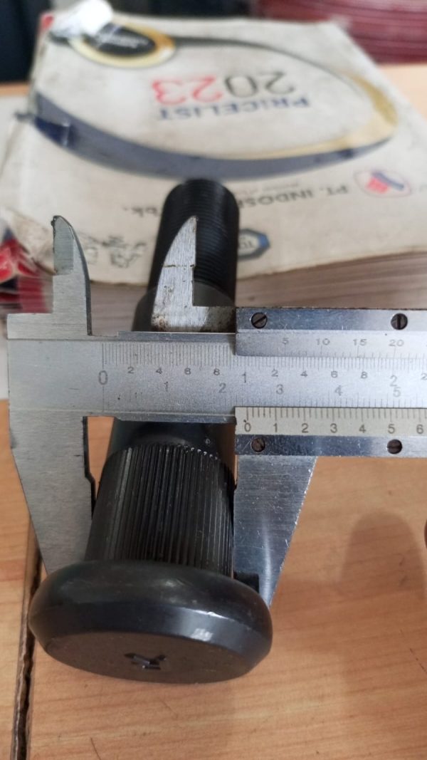Baut Roda Belakang Hino RM280